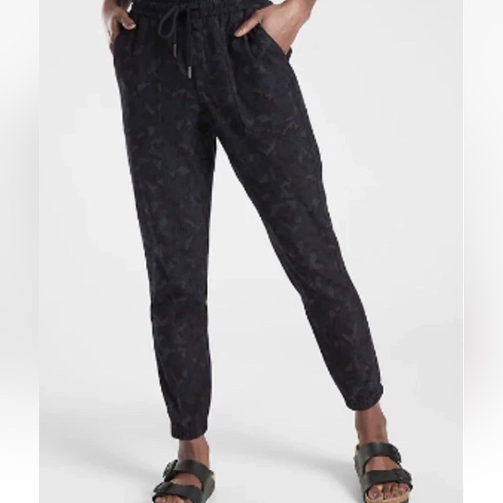 ATHLETA FARALLON STRATUM BLUE CAMO JOGGERS DRAWSTRING STRETCH ELASTIC SIZE 4